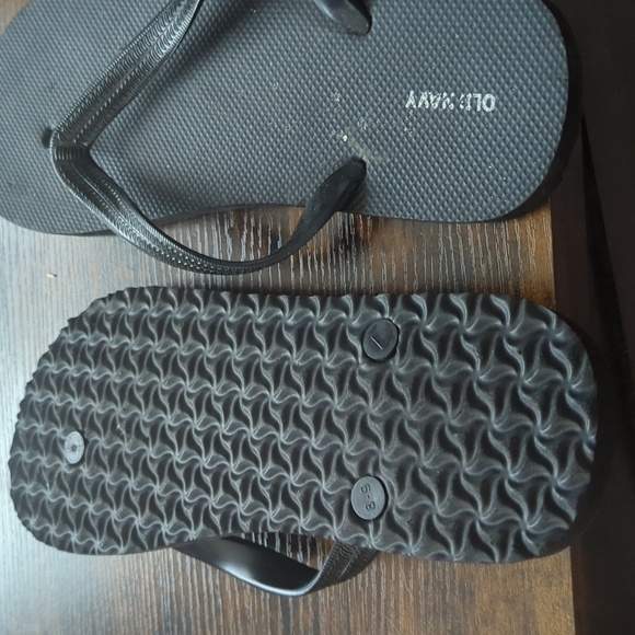2 for $10 Old Navy Men's black flipflops - Picture 3 of 3